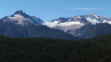 aéreo ver de montañas con glaciares cerca escamoso, británico Columbia, Canadá. video