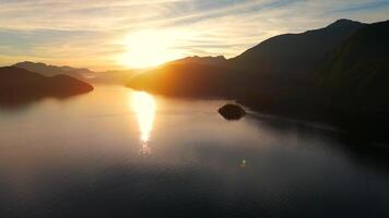 antenn se av hav landskap norr av vancouver på de solnedgång video