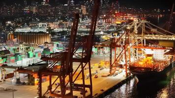 Vancouver, Canada - september 9, 2023. antenne visie van haven van Vancouver Bij nacht video