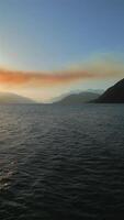 antenne landschap visie van Harrison meer en bergen Bij zonsondergang. video