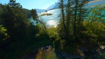 aéreo ver de fraser río Valle y montaña paisaje en británico Columbia video