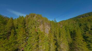 manobrável voar sobre montanha panorama de fpv drone. video