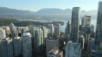 Antenne Aussicht von das Wolkenkratzer im Innenstadt von Vancouver, Kanada video