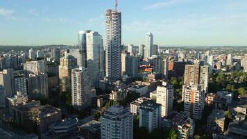 aéreo ver de el rascacielos en céntrico de Vancouver a amanecer, Canadá video