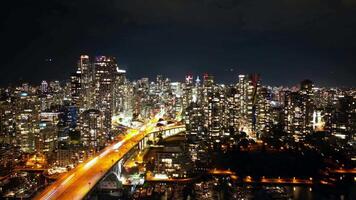 aereo Visualizza su centro di vancouver a notte, Canada video