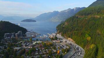 antenne visie van zee naar lucht snelweg in hoefijzer baai, west Vancouver video