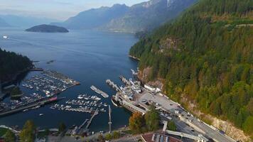 antenne visie van zee naar lucht snelweg in hoefijzer baai, west Vancouver video