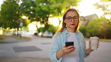 donna con il smartphone andando nel il Quartiere video