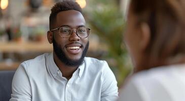 ai generado un hombre negociaciones acerca de su propio experiencia en un entrevista con un mujer foto