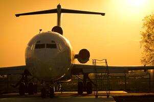 avión a puesta de sol foto