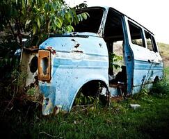 abandonado vehículo en campo foto