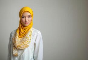 ai generado asiático modelo en blanco kebaya y amarillo hijab foto