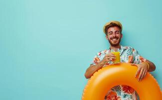 ai generado joven hombre con inflable anillo y jugo en ligero azul foto