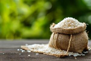 ai generado saco de sin cocer arroz en un rústico mesa foto