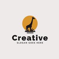 creativo jirafa logo diseño presentando elegante silueta en contra puesta de sol matices para marca propósitos vector