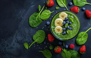 ai generado verde zalamero con espinaca, plátanos, arándanos, y fresas foto