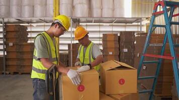 Verkauf Warenhaus voll von Regale mit Waren im Karton Kisten, Produkt Lieferung. Gabelstapler Arbeiten im Logistik Lagerhaus. video