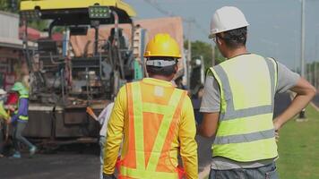 travail en équipe asiatique ingénieurs et ouvrier regarder route reconstitution et inspecter le construction de asphalte le route à le construction placer. video