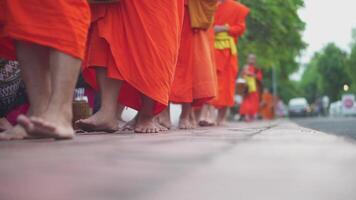 monjes caminando en un calle para recibir comida ofrendas video