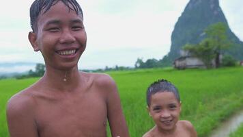 rural niños jugando agua montañas en el antecedentes. video