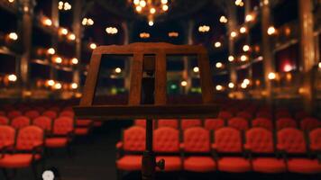 een leeg theater met rood stoelen en lichten video