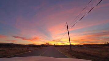 Fahren auf das Straße während schön Gipfel Herbst fallen Laub beschwingt Farben Bäume Blätter Arkansas szenisch Landschaft video