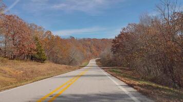 conduite sur le route pendant magnifique de pointe l'automne tomber feuillage vibrant couleurs des arbres feuilles Arkansas scénique campagne video