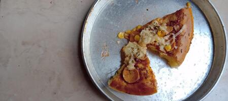 maíz Pizza rebanada con queso y salchicha foto