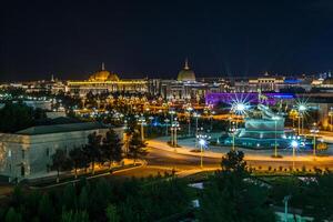 noche ver de el presidencial palacio, oguzhan, en Ashgabat Turkmenistán foto