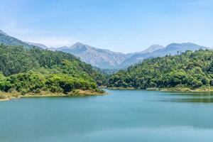 hermosa nirar lago y reservorio cerca valparaí Disparo desde el nirar represa. foto