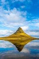 el Kirkjufell montaña en Islandia. foto