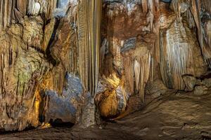 estalagmita y estalactita formación en el paraíso cueva en Vietnam foto