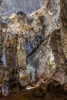 estalagmita y estalactita formación en el colgar hijo doong cueva en Vietnam foto