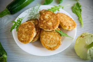 frito vegetal panqueques desde squash y calabacín con hierbas foto