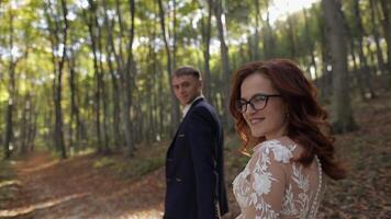 Bräutigam mit Braut im das Wald Park. Hochzeit Paar. glücklich Familie video