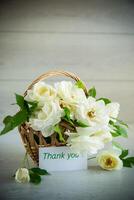 ramo de flores de hermosa blanco rosas en mesa foto