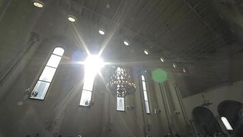 zon licht passeert door de ramen van de kerk video