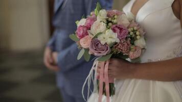 Boda ramo de flores en el manos de el novia. Boda día. lento movimiento video