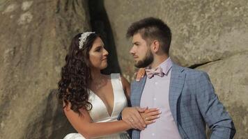 sposo con sposa vicino montagna colline. nozze coppia. contento famiglia nel amore video