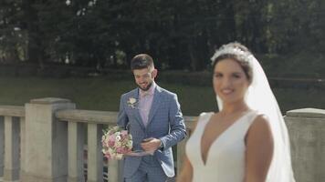 Boda Pareja. encantador novio y novia. contento familia. hombre y mujer en amor video