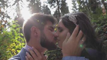 sposo con sposa vicino montagna colline nel il foresta. nozze coppia. raggi di sole video