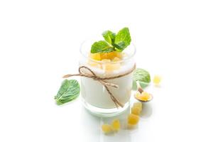 dulce hecho en casa yogur con azucarado frutas en un vaso foto