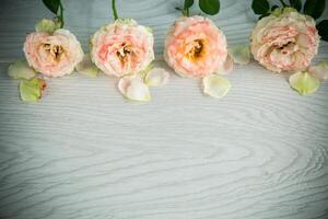 ramo de flores de hermosa naranja rosas en mesa foto