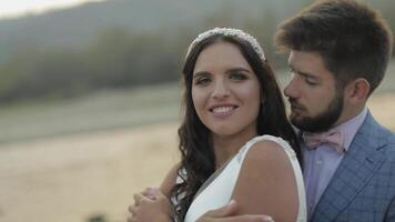 Boda Pareja en pie cerca montaña río. novio y novia en amor video