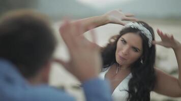 Boda Pareja en pie cerca montaña río. novio y novia haciendo caras video