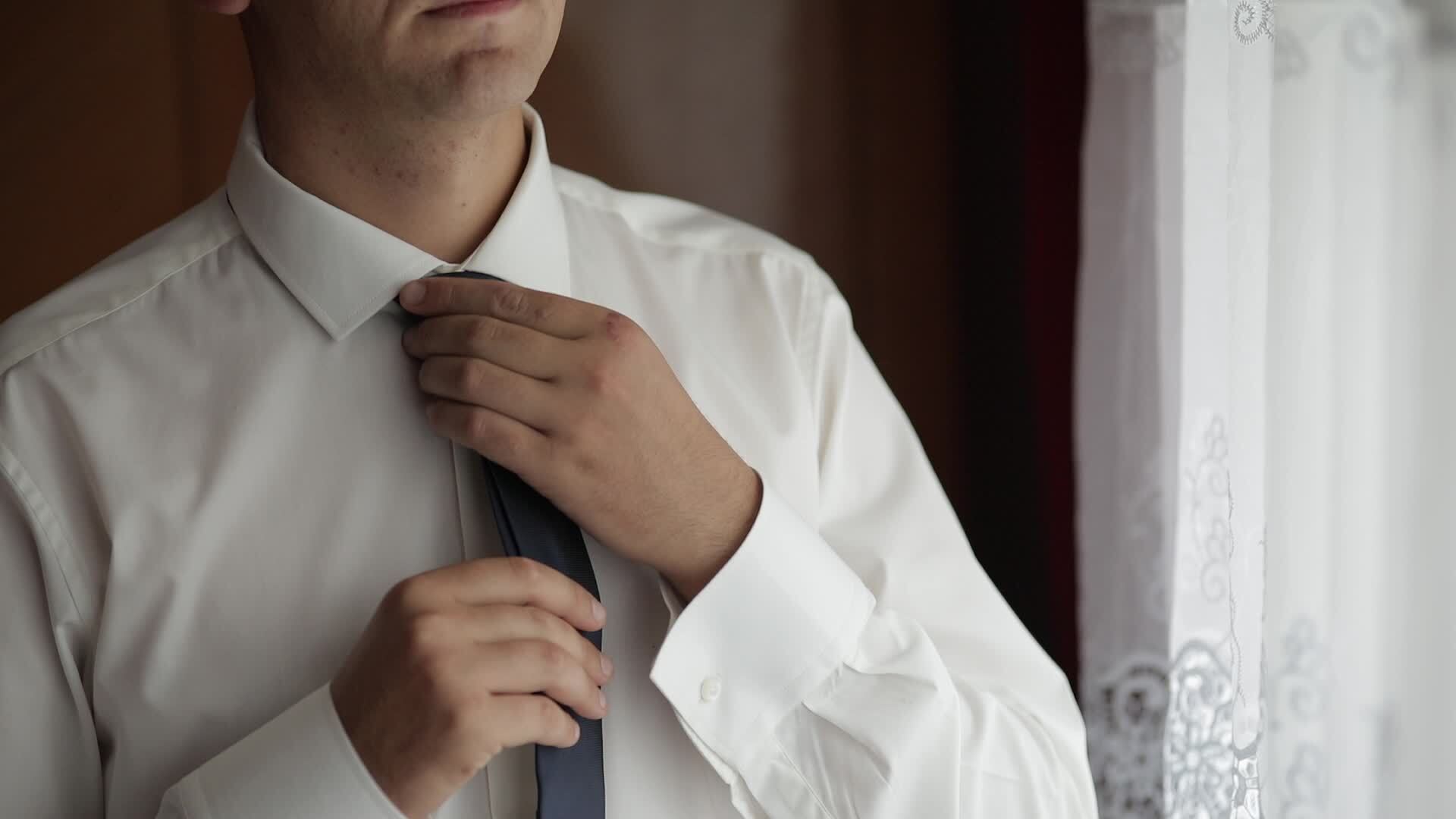 groom no tie