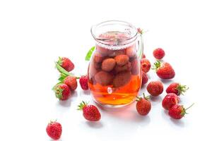 dulce refrescante baya compota de maduro fresas en un licorera foto