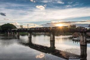 antiguo tren corriendo en puente en río kwai punto de referencia de Kanchanaburi foto