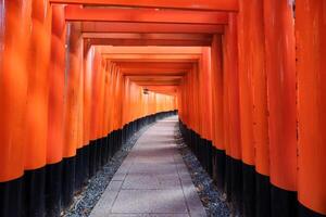 antiguo madera torii portón punto de referencia de fushimi inari foto