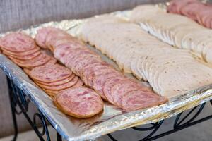 jamón y Cerdo rebanado conjunto en bandeja en desayuno foto